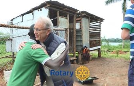 Rotariër Jan Cordonnier bij zijn vertrek uit Oeganda na de zoveelste ‘goed doel’ missie ... Rotary doet daar, samen met andere serviceclubs, al jaren schitterend werk!